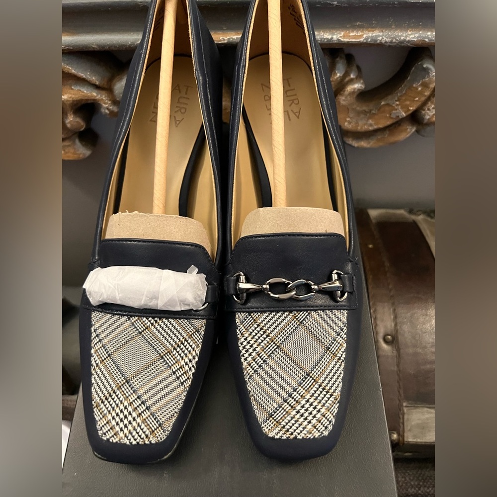 NIB naturalizer Navy and Plaid loafer heel size 9.5